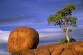 Réserve de Devil's Marbles en Australie dans le Northern territory, célèbre pour ses rochers érodés de forme arrondie Australie ; coucher de soleil ; érosion ; réserve ; rocher ; 