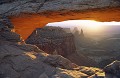 Parc National canyonlands dans l'Utah (USA) Paysage ; roche ; érosion ; désert de pierres ; soleil levant ; arche naturelle ; parc national ; Etats Unis ; Amérique du Nord 